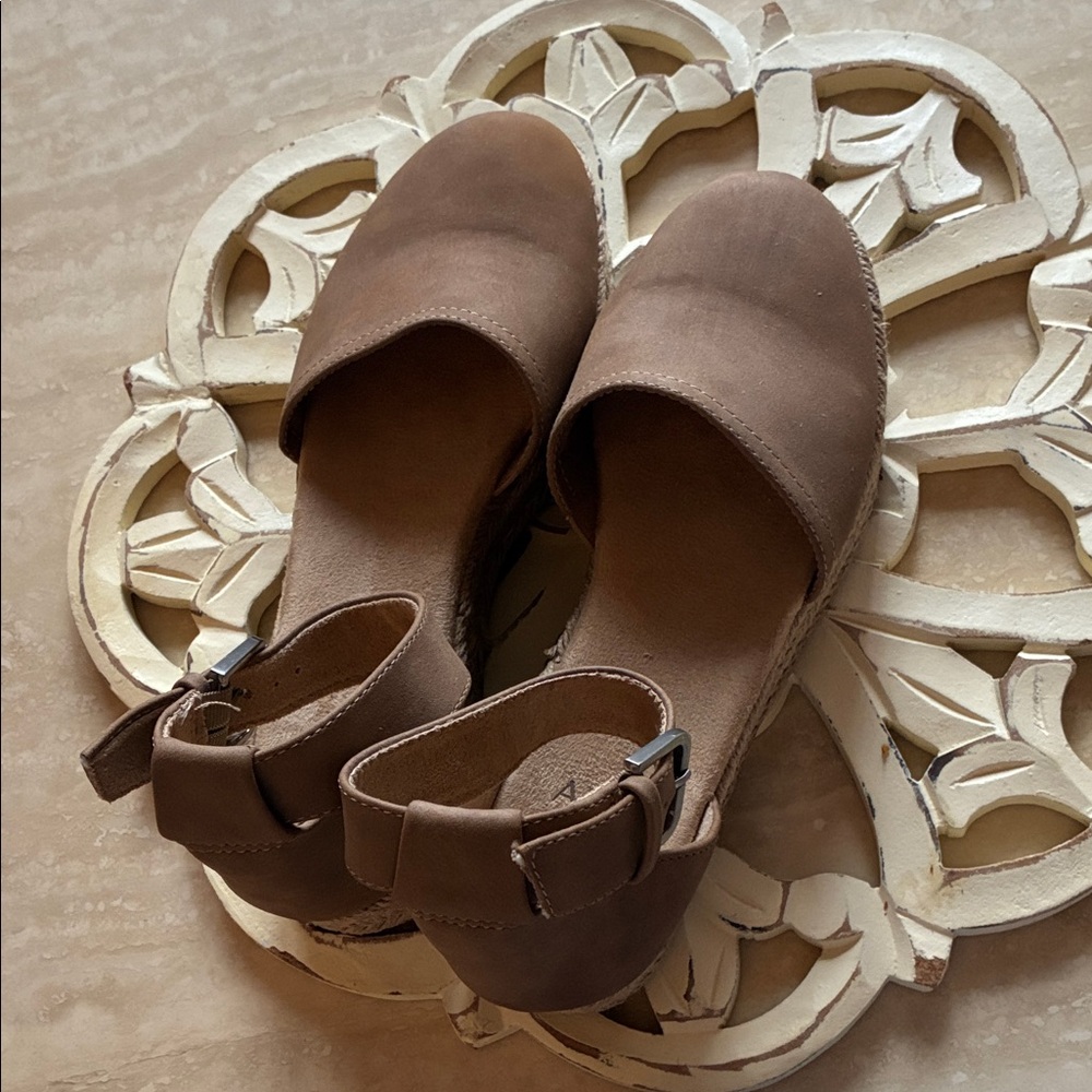 Naturalized Wedge Sandal Tan Suede Ankle-Strap Espadrille Sandals size 7
